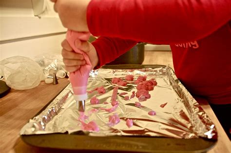 How to make Fake Bake ~ Faux Frosting Daisies .